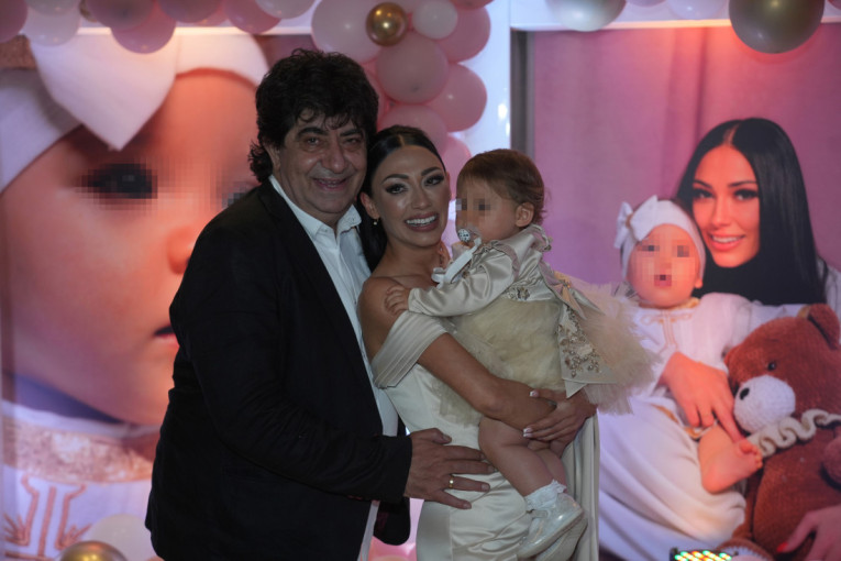 "Udala se zbog para!" Pevačicin 30 godina stariji muž razvezao jezik o braku!