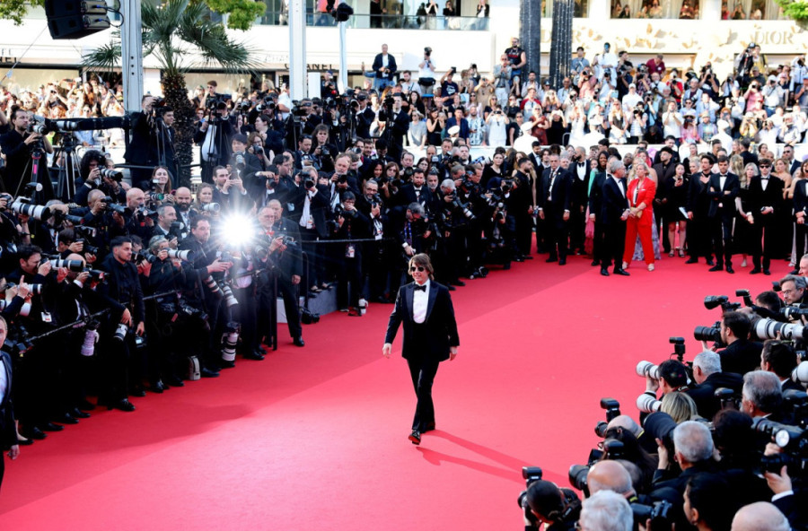 Poljupci, selfiji, luda zabava na crvenom tepihu i osmominutne ovacije: Tom Kruz pokorio Kan (FOTO/VIDEO)