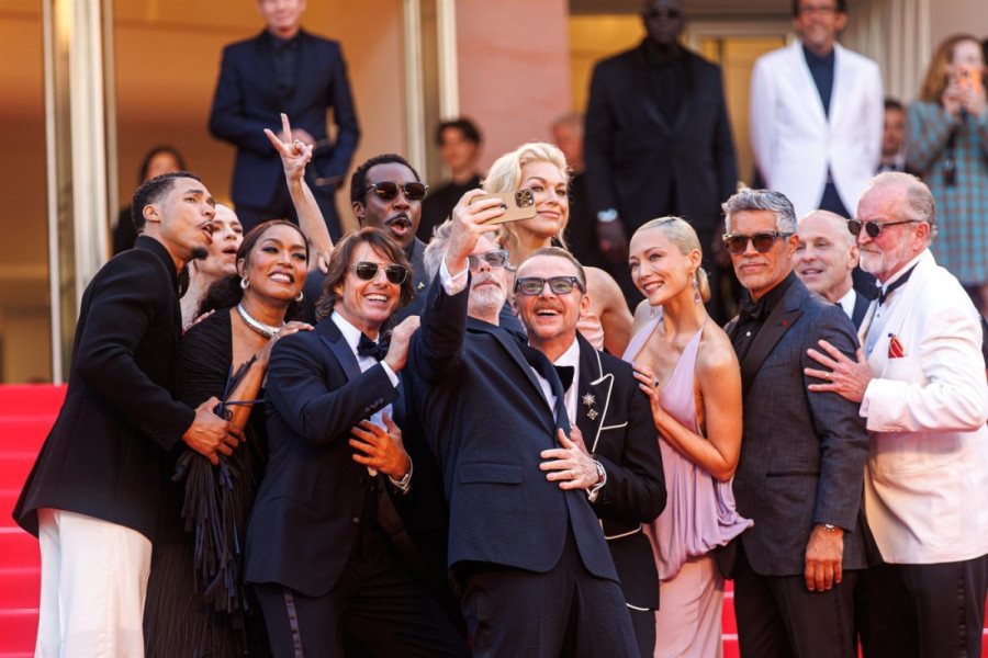 Poljupci, selfiji, luda zabava na crvenom tepihu i osmominutne ovacije: Tom Kruz pokorio Kan (FOTO/VIDEO)