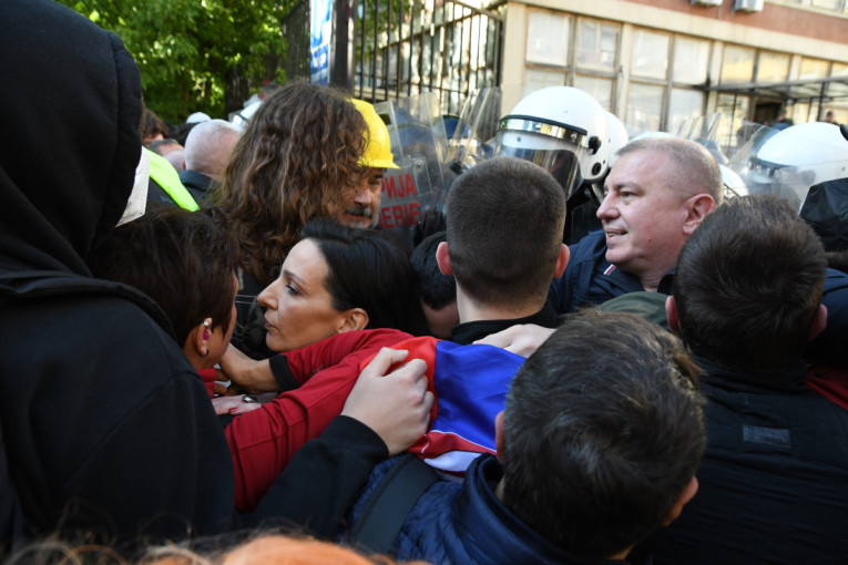 Skandalozno! Blokadom zgrade suda izvršeno više krivičnih dela! Da li slede krivične prijave ili će tužilaštvo da ćuti?