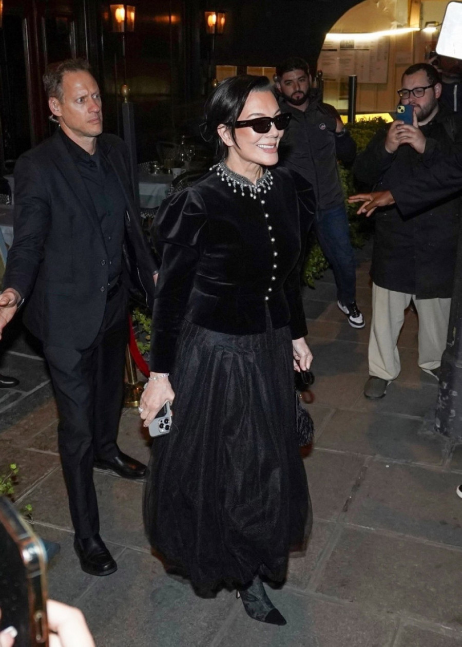 Mama medvedica: Kris Džener je moćnija nego ikad u odelu koje šalje poruku "Ne diraj mi ćerku!" (FOTO)