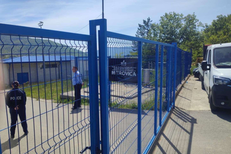 Vozila Kosovske policije i jutros ispred JKP Vodovod Ibar, radnicima rečeno da napuste kancelarije (VIDEO)