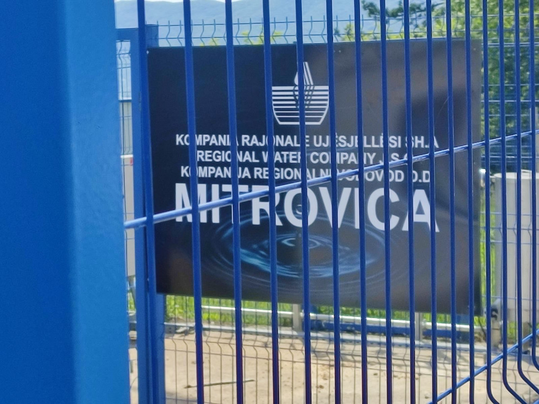 Vozila Kosovske policije i jutros ispred JKP Vodovod Ibar, radnicima rečeno da napuste kancelarije (VIDEO)