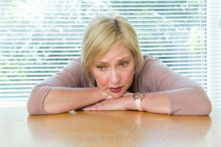 Tihi neprijatelj ženskog zdravlja: Kako stres razara štiitnu žlezdu bez da to primetite?