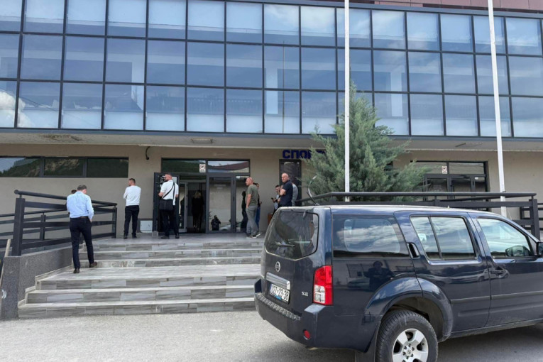 Srpska lista oštro osudila nasilni upad u halu u Severnoj Mitrovici: To je bio brutalan akt protiv dece!