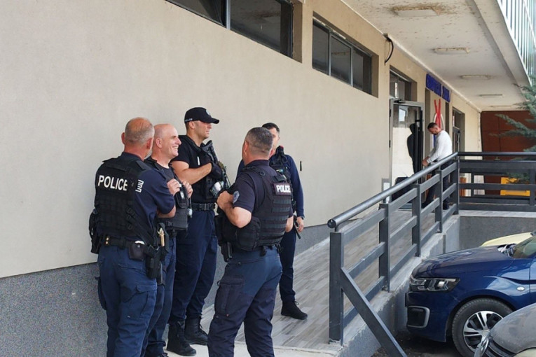 Nastavlja se Kurtijev teror: Naoružani policajci upali u Halu sportova i decu izbacili napolje!