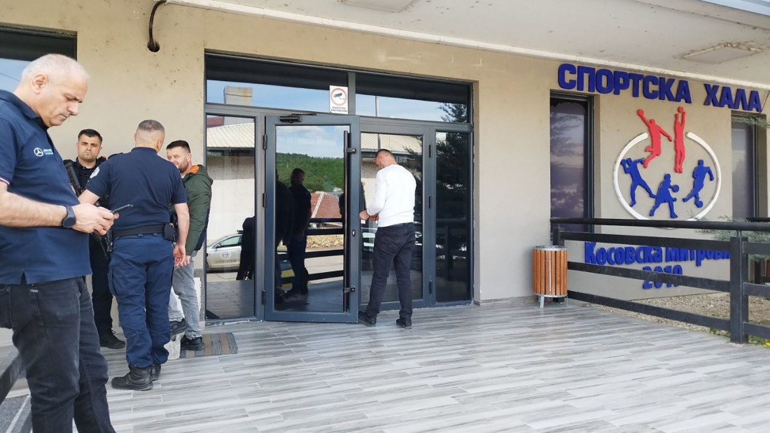 Srpska lista oštro osudila nasilni upad u halu u Severnoj Mitrovici: To je bio brutalan akt protiv dece!