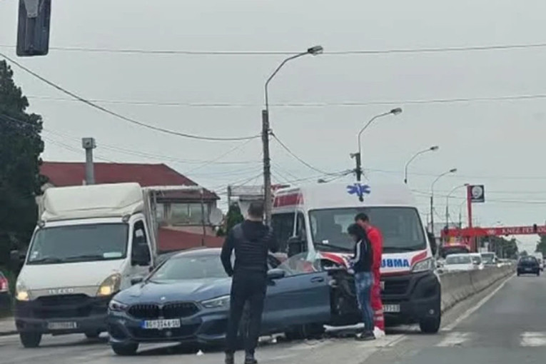 Stravičan snimak sa Zrenjaninskog puta: Hitna pomoć se zakucala u BMW, delovi vozila leteli na sve strane (VIDEO)