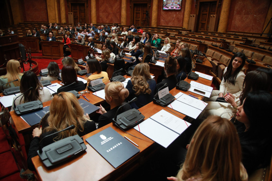 Novoizabrane sudije položile zakletvu u Skupštini pred Brnabićevom i Vasovićevom