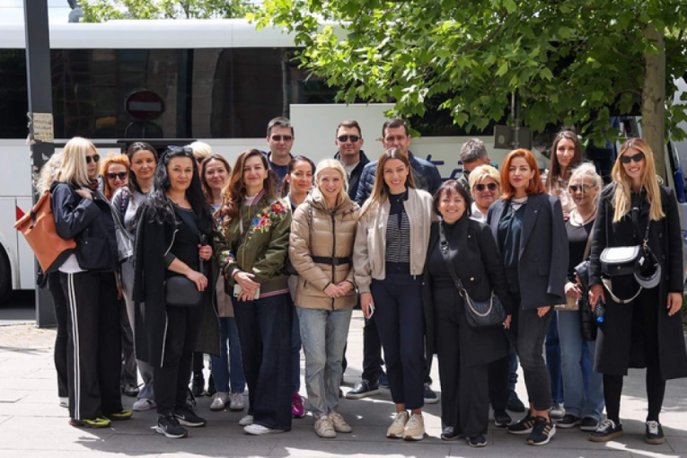 Ministarka Mesarović krenula u Niš: Najvažnije da budemo uz našeg predsednika Aleksandra Vučića