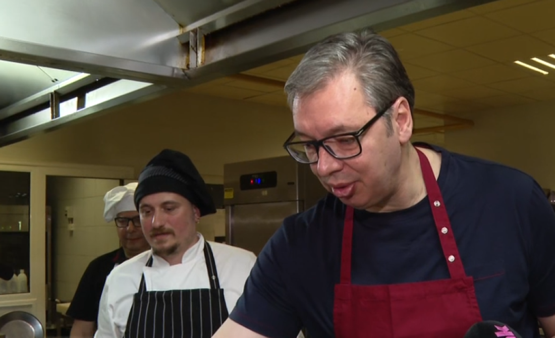 Predsednik u kuhinji: Stigli ćaciji, sprema im ćevape, a nema volove i prasiće kao oni