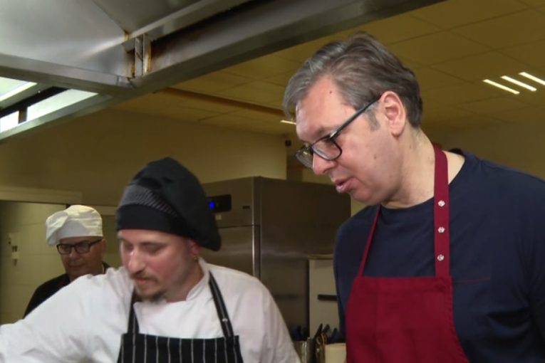 Predsednik u kuhinji: Stigli ćaciji, sprema im ćevape, a nema volove i prasiće kao oni