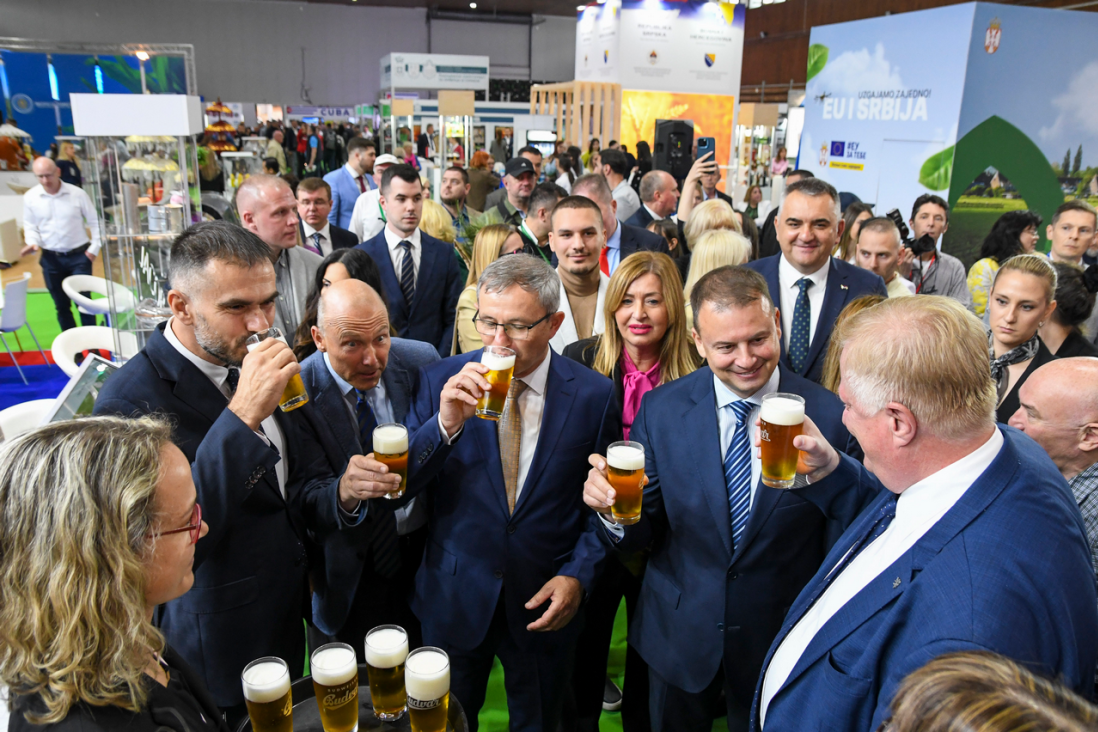 Dolče vita u Novom Sadu: Do krompira uz pomoć mašine od 770.000€, ili jabuke preko drona (FOTO+VIDEO)