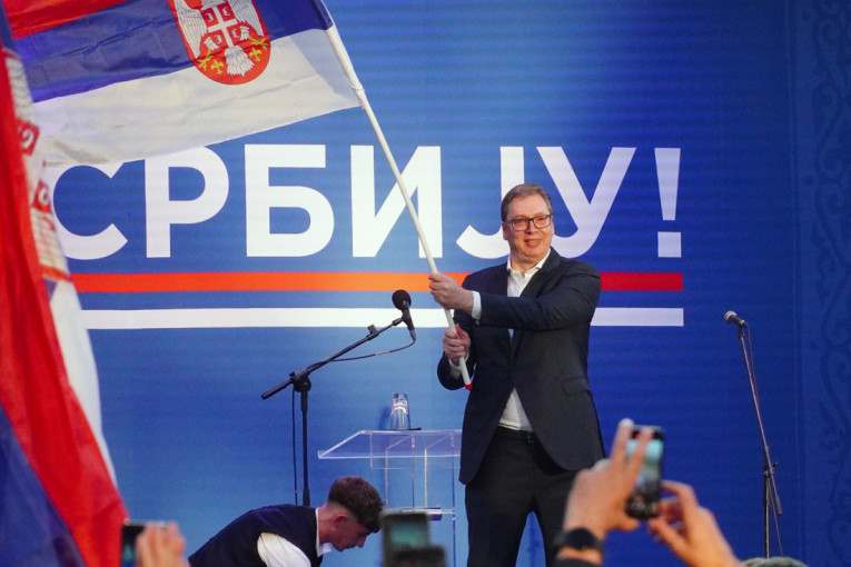 Uz Vučića jedino zastava Srbije: Barjak kojim se svi ponosimo! (FOTO)