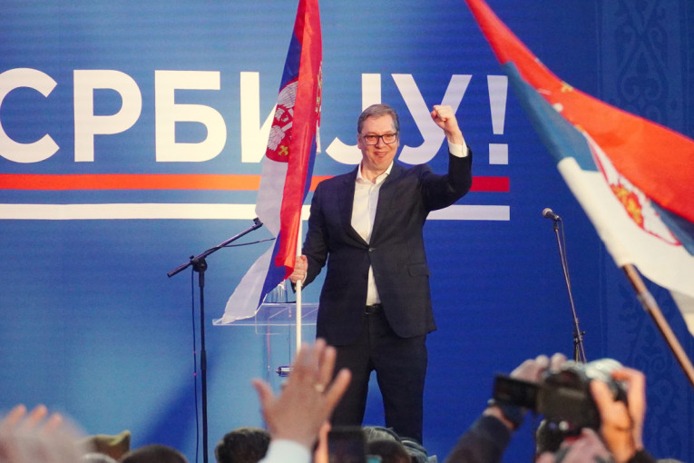 Vučić: "Milijarde evra su ulagane. Zamalo da im to pođe za rukom"; "Narod ne da Srbiju tuđinu u ruke"