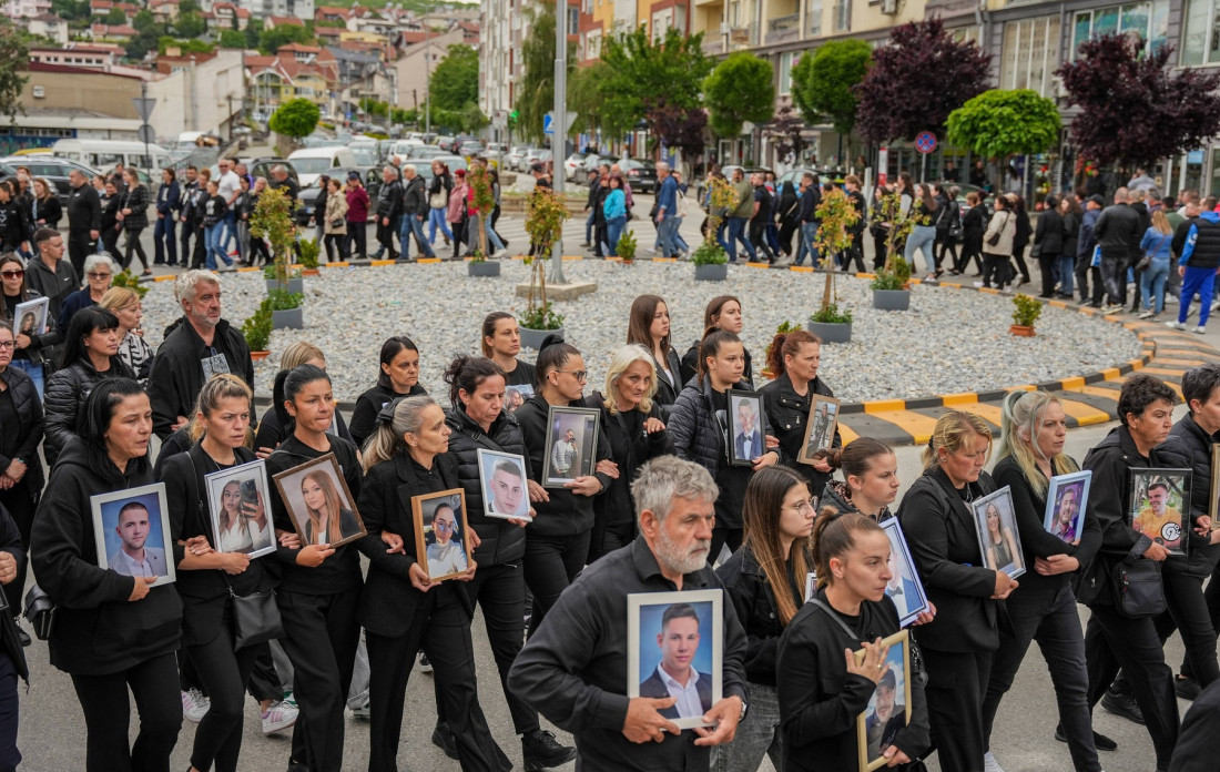Marš anđela u Kočanima: Fotografije pokojnika u rukama, suze u očima (FOTO)