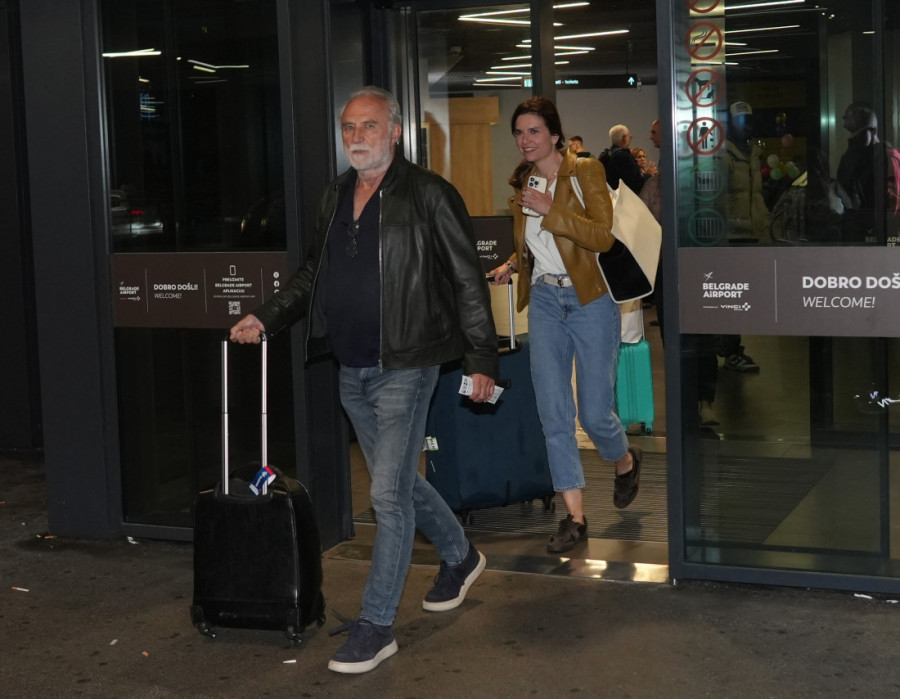 "Izdrži, legendo!" Lazar Ristovski uživa obnažen na bazenu, od Anice Lazić ni traga ni glasa