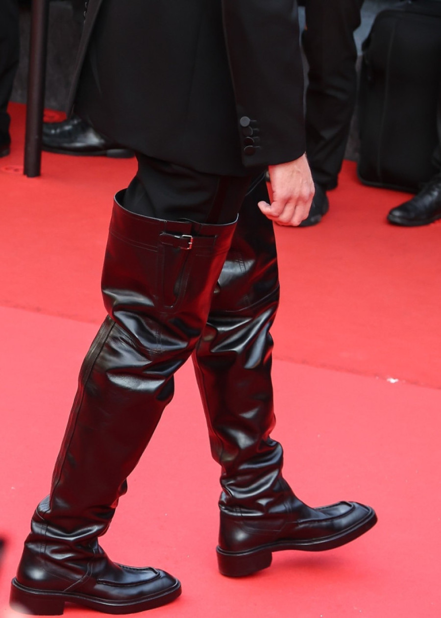 Kakav tatica: Aleksander Skarsgard spojio eleganciju i fetiš estetiku u najluđem modnom potezu Kanskog festivala (FOTO)