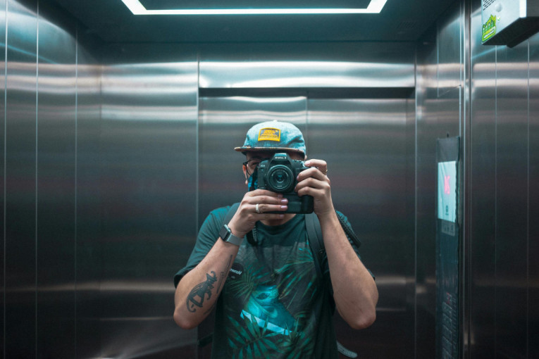 Ogledalo u liftu nije tu zbog selfija i popravljanja frizure: Evo čemu zaista služi!
