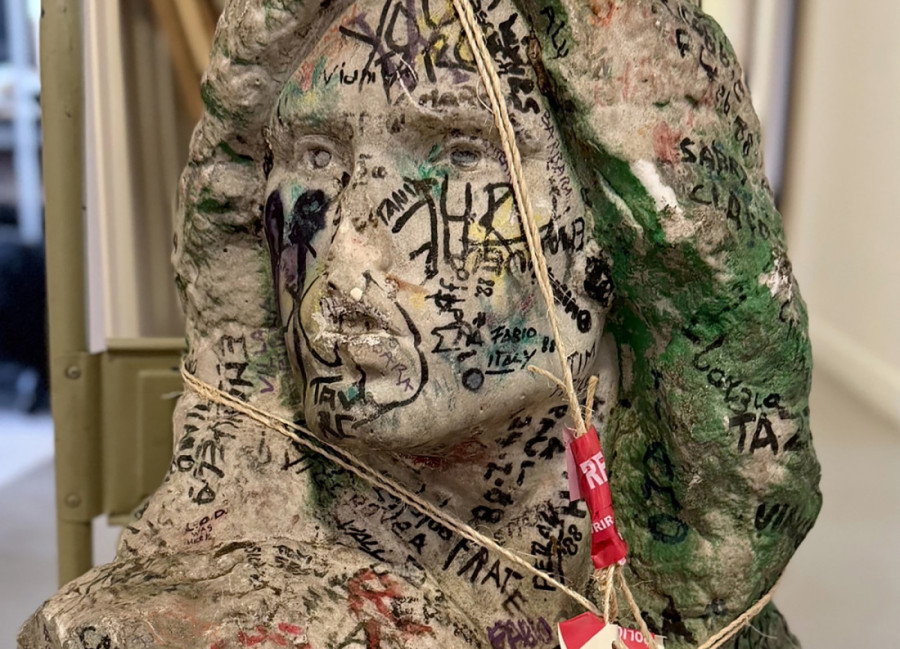 Posle 37 godina pronađena bista Džima Morisona! Ukradena sa groba, a pronašli je - slučajno! (FOTO)