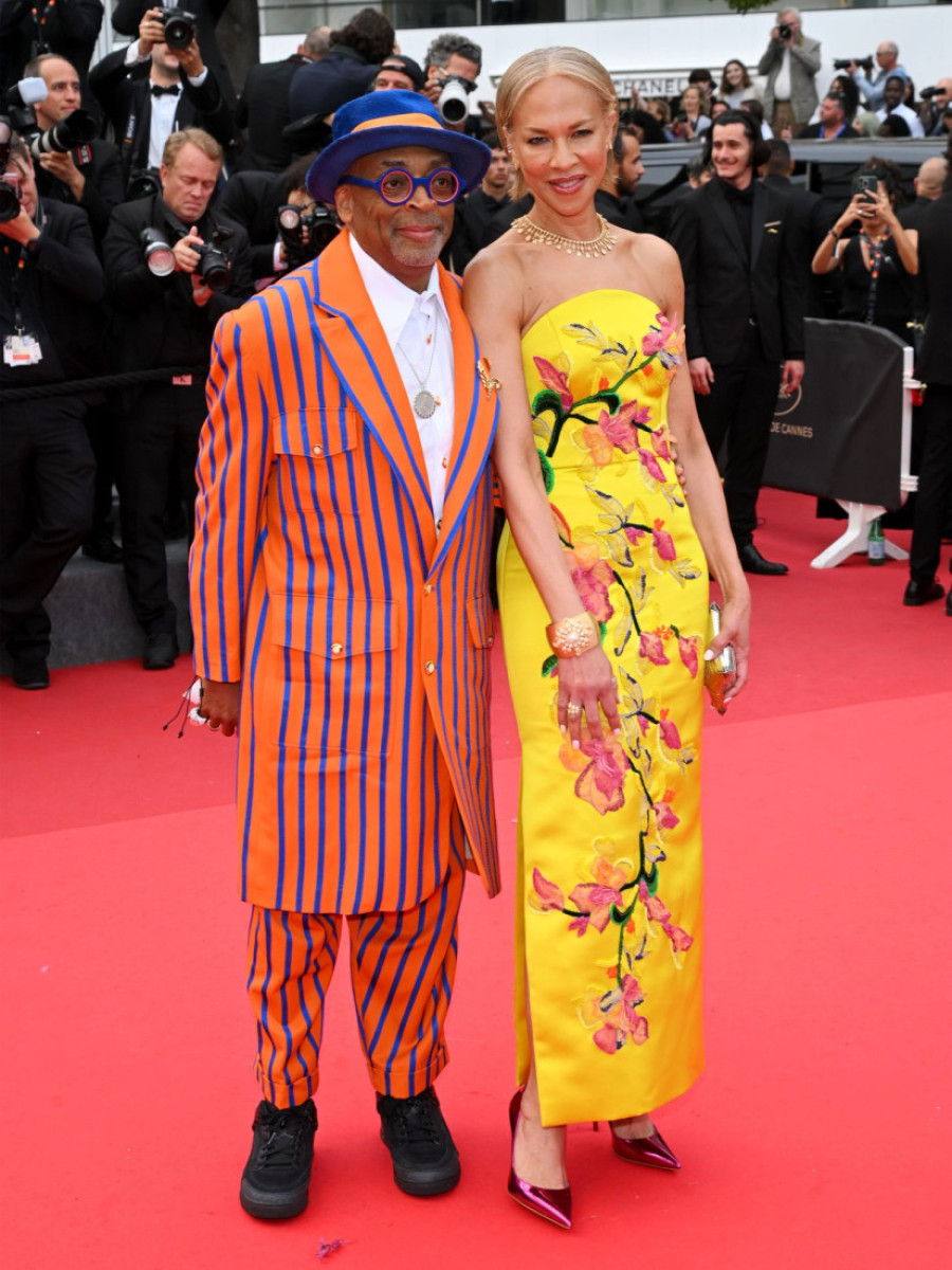 Nisu mogli da ostanu neprimećeni: Spajk Li i njegova supruga osvežili su crveni tepih u Kanu svojim ekscentričnim autfitima (FOTO)