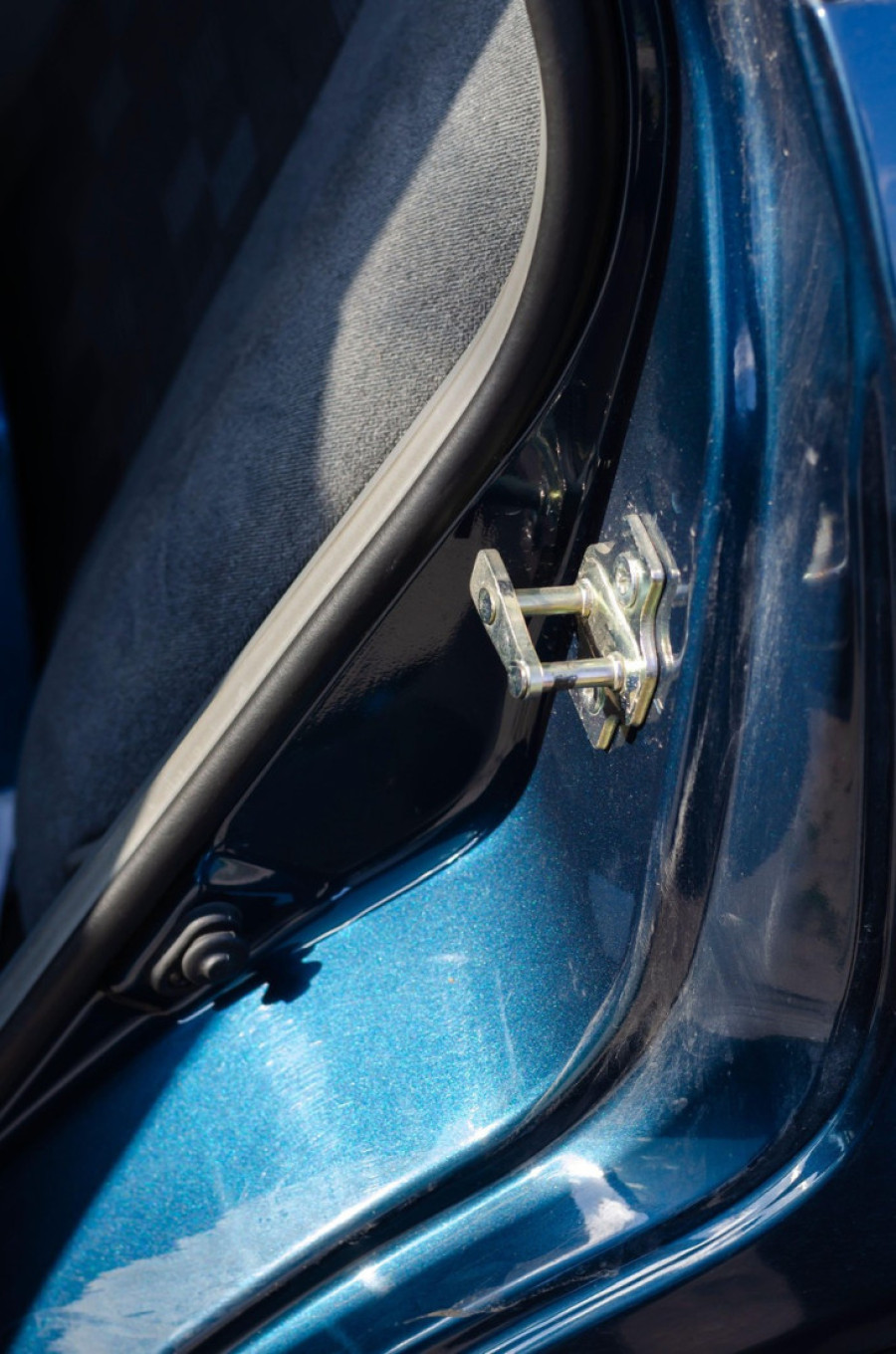 Metalni prsten na okviru vrata: Skrivena funkcija dela automobila koji viđate svaki dan, a ne znate čemu još služi