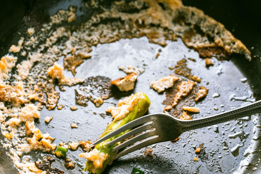 Spas za zagorele tepsije: Četiri trika koja rade bolje od skupih sredstava i bez mnogo ribanja