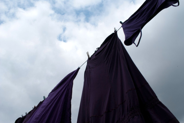 Trikovi koje morate da znate: Evo kako da tamna odeća izgleda kao nova i posle mnogo pranja