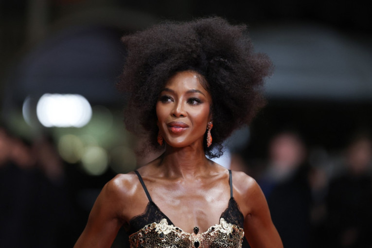 Isijava luksuzom: Naomi Kembel je svima održala lekciju o glamuru,  haljinom je "oduvala" Kan (FOTO)