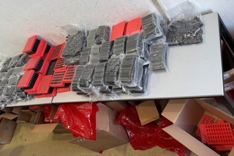 Carinici na Horgošu sprečili krijumčarenje 6.000 vejpova vrednih više od 33.000 evra