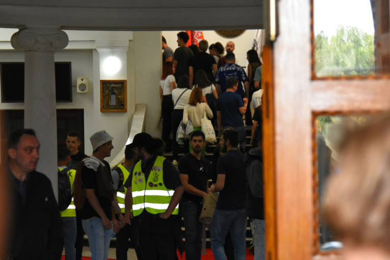 Grupa studenata u blokadi pokušala da spreči ulazak zaposlenih u Rektorat u Kragujevcu