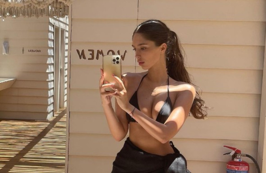 Bujne grudi i šlic do kuka: Đina Džinović pokazala čime raspolaže! (FOTO)