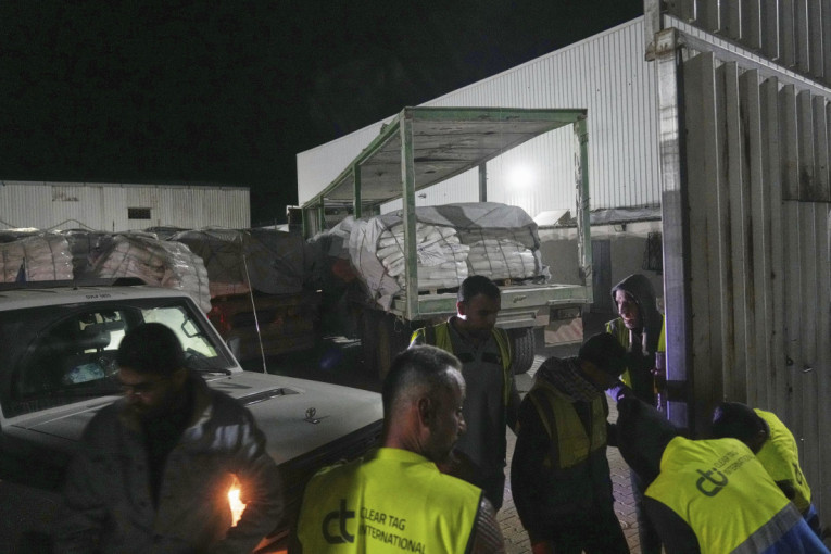 Konačno pristiže humanitarna pomoć: Posle 81 dan blokade u Gazu ušlo oko 90 kamiona (FOTO)