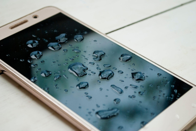 Telefon vam je upao u vodu? Nikako ga ne stavljajte u pirinač, možete još više da ga oštetite, postoje mnogo bolja rešenja