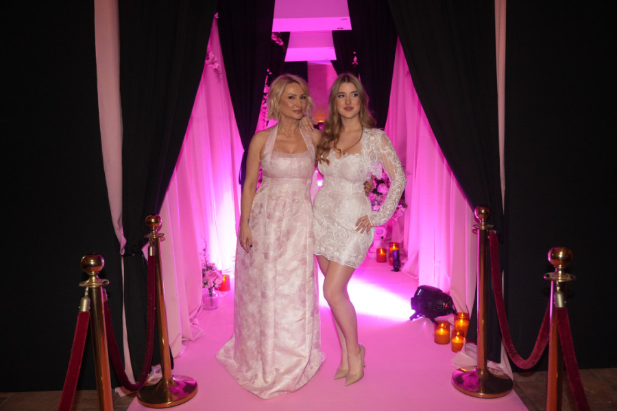 Da li prepoznajete ovu pevačicu? Na estradi je više od 30 godina i jedna od naših najvećih pop zvezda