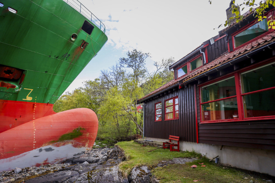 Kao da je ciljao baš njega: Brod se nasukao u bašti muškarca iz Norveške, za nekoliko metara promašio kuću (VIDEO/FOTO)
