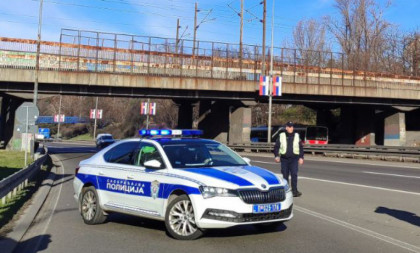Dečak sam pored auto-puta: Brza reakcija obrenovačke policije sprečila tragediju