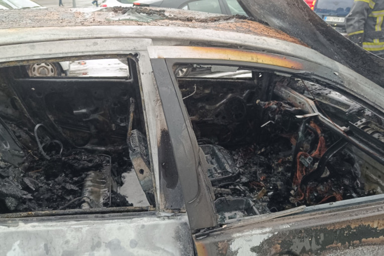 Buktinja usred noći na Novom Beogradu: Gorelo deset automobila, stanari sumnjaju na piromana
