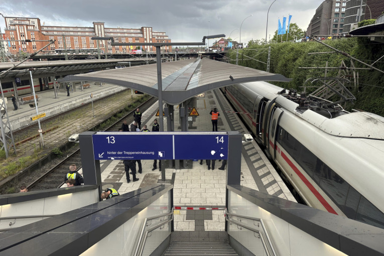 Ovo je žena koja je izbola 18 ljudi na stanici: Evo gde je sada (FOTO/VIDEO)