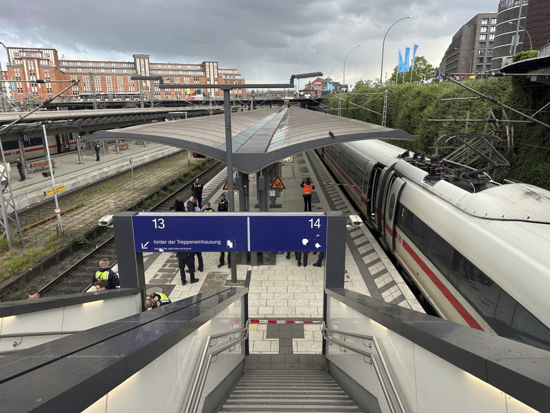 Užasne scene u Hamburgu: Na ovoj stanici žena nasumično ubadala ljude (FOTO)