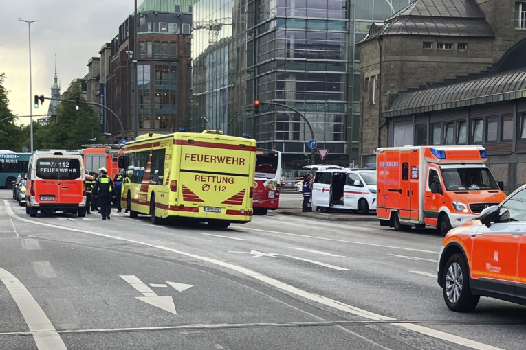 Užasne scene u Hamburgu: Na ovoj stanici žena nasumično ubadala ljude (FOTO)