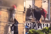 Muškarac pao sa prozora zgrade tokom spašavanja iz požara: Merdevine se iznenada uvukle, usledila strašna scena (VIDEO)