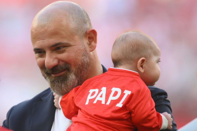 Slika prepuna emocija: Dejan Stanković prvi put u javnosti sa ćerkicom i novom suprugom (FOTO)