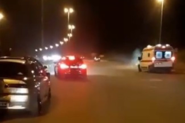 Pojavio se snimak nesreće u Novom Sadu: "BMW" jurcao, pa se zakucao u banderu (VIDEO)