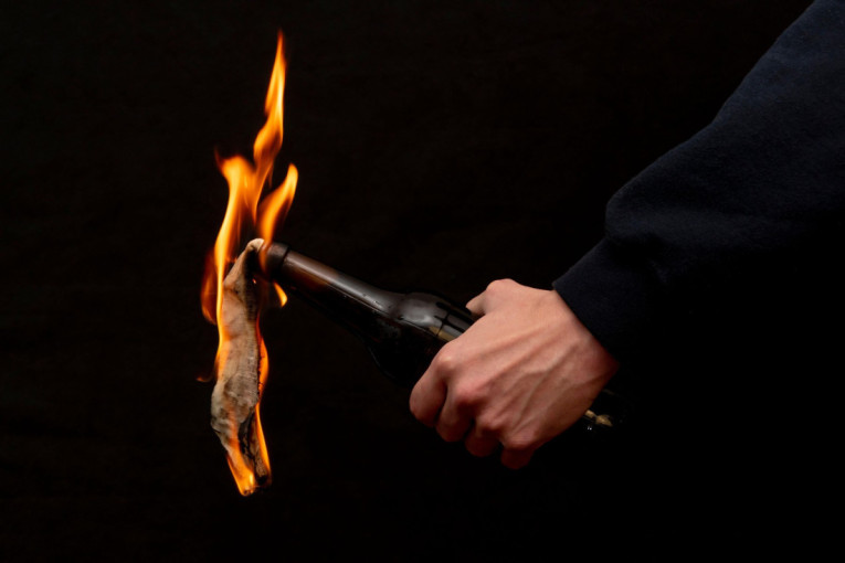 Haos u Ripnju! Molotovljev koktel bačen na pogrebnu radnju!