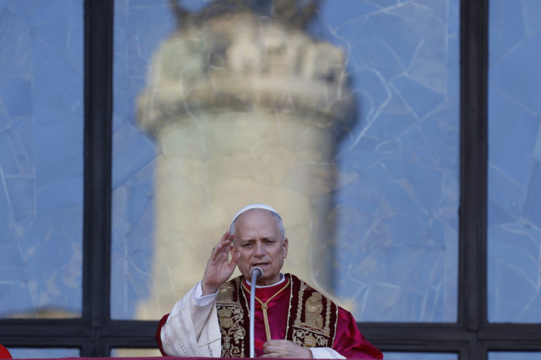 Papin gest dirnuo milione: Za trpezom sa izbeglicama i siromašnima (FOTO)