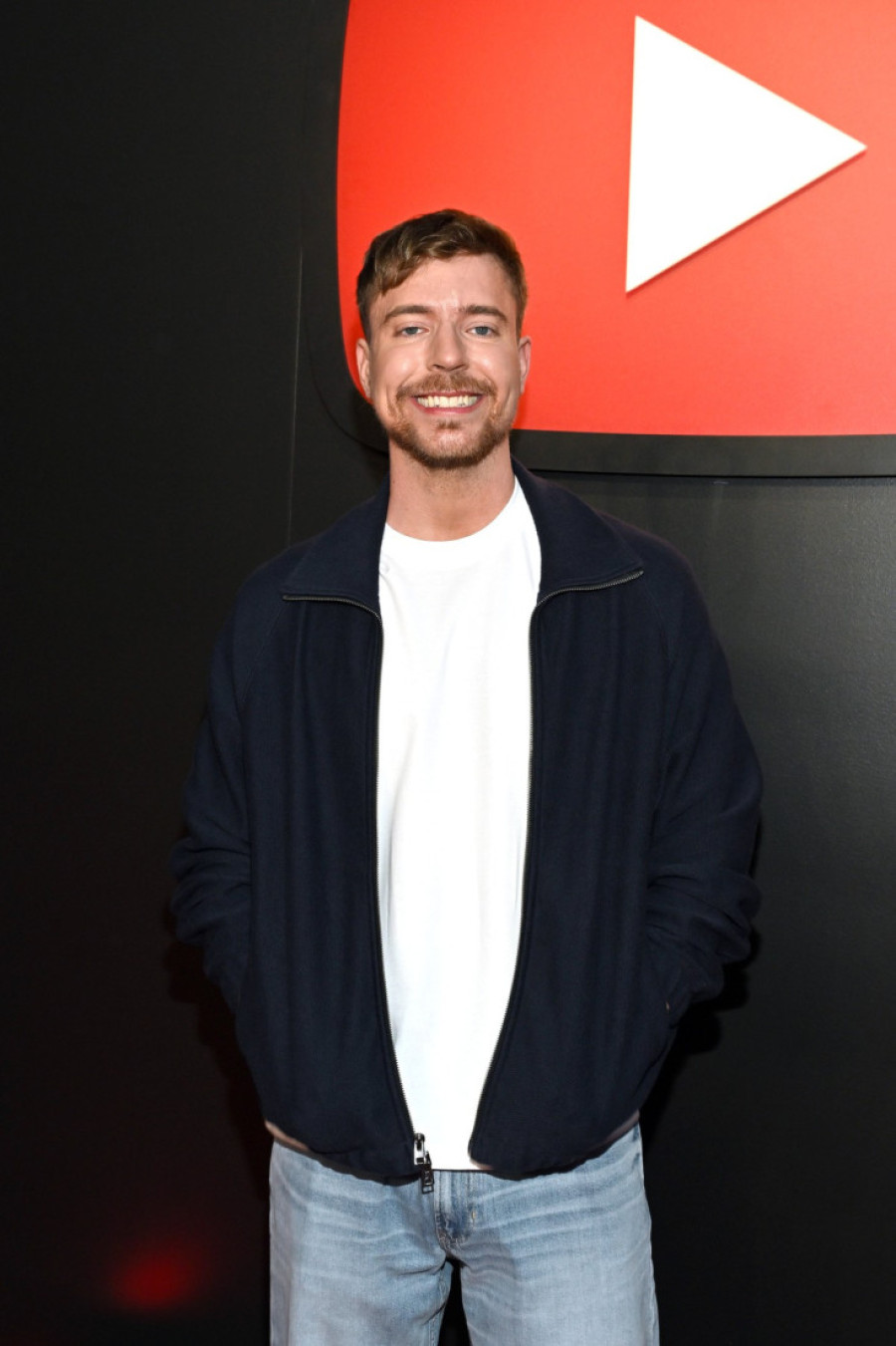 Od dečaka sa kamerom do influens giganta: Šokiraće vas koliko je bogatstvo Mister Bista!