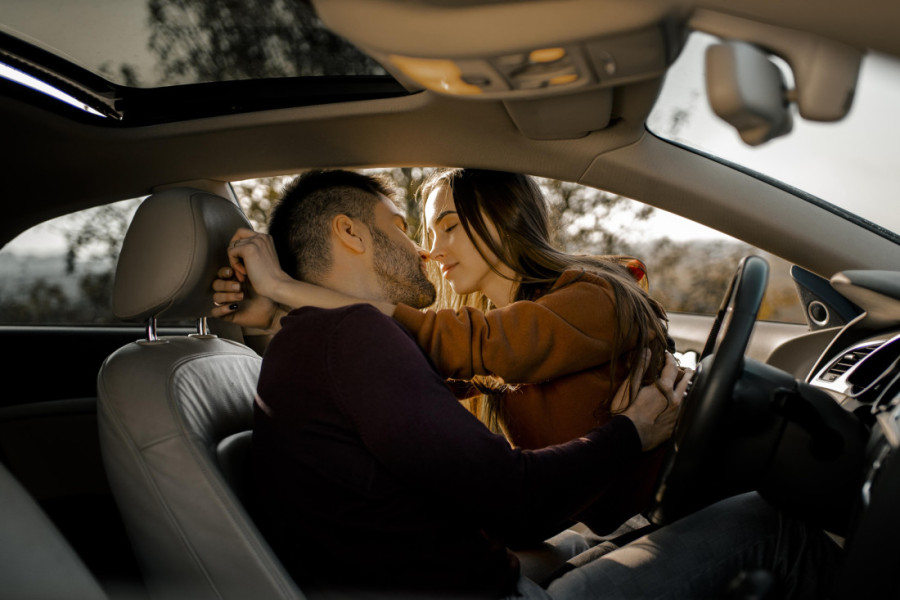 Vrela igra na četiri točka: Kako da odnos u automobilu postane nezaboravno iskustvo