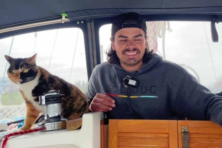 Tip je dao otkaz i otišao da jedri sa mačkom: Posle mesec dana stigao na Havaje, planira samo da roni i gleda ribe (VIDEO)