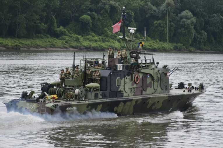 Pripadnici Rečne flotile Vojske Srbije izveli taktičku vežbu sa bojevim gađanjem (FOTO/VIDEO)